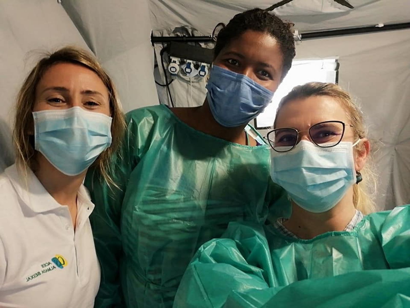 Enfermeiras Sandra e Vânia e utente rastreio cancro do colo do útero