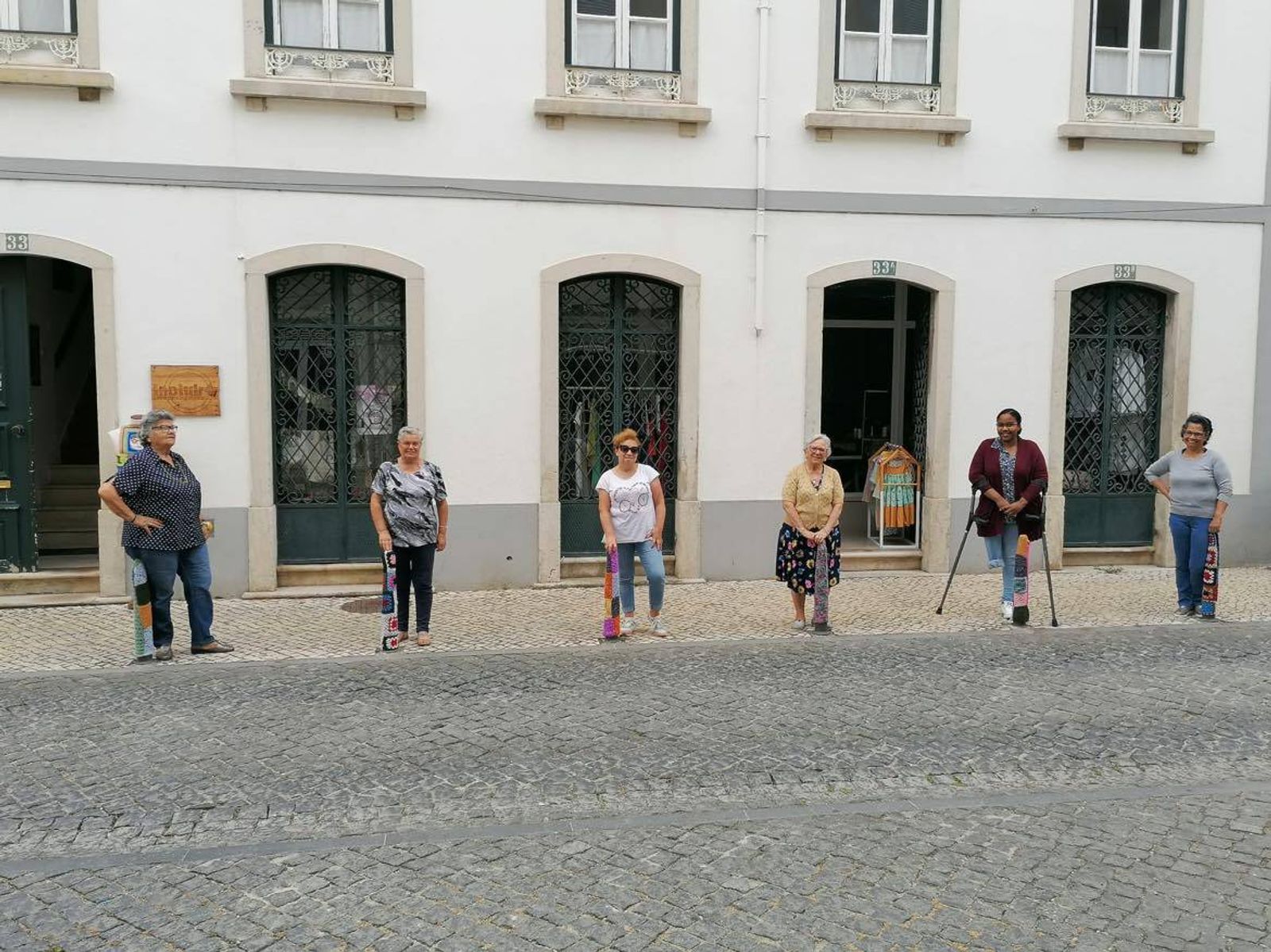 Fachada do nosso edíficio "Casa das Gerações" com algumas das utentes do Clube de Costura sénior 