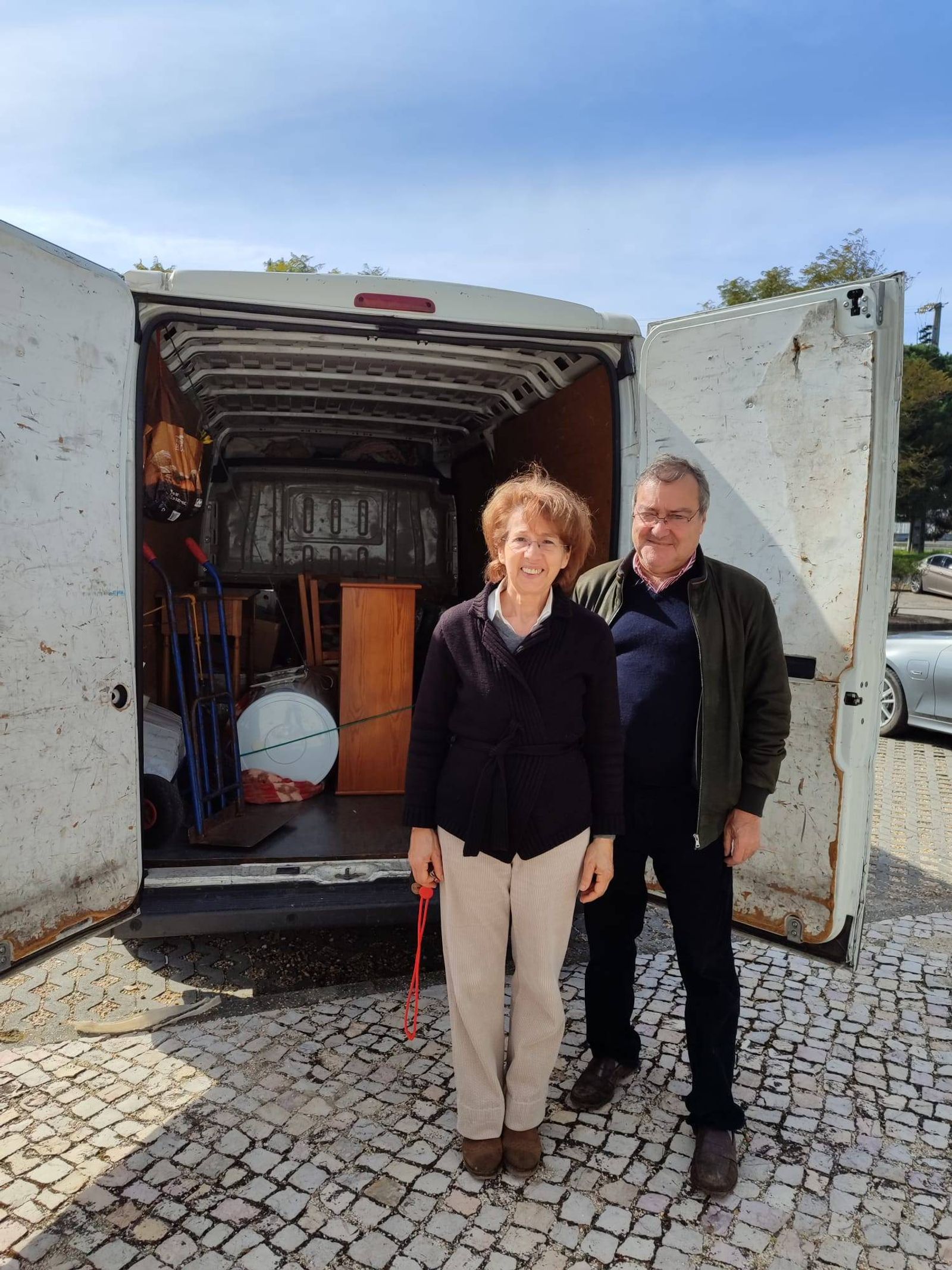 Casal de doadores que não quiseram deitar fora alguns dos seus móveis e preferiram entregar à BUS para que esta os fizesse chegar a quem deles mais precisa
