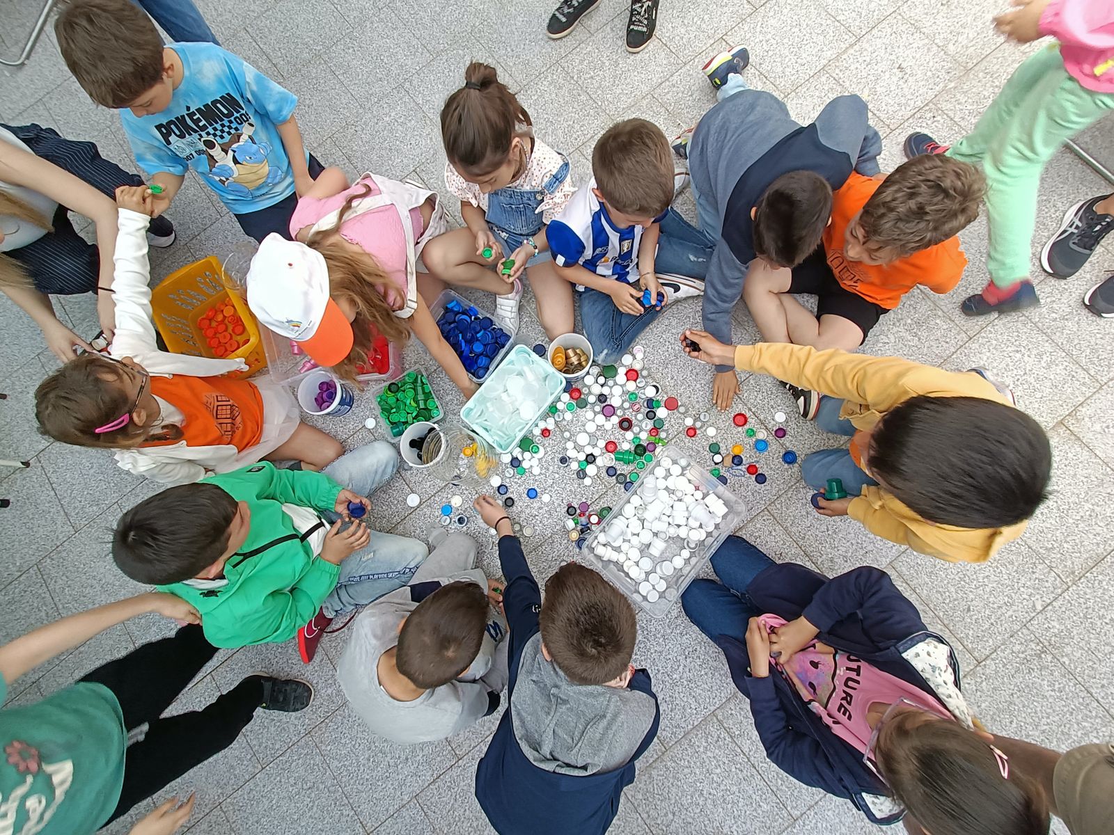 Separação de tampinhas numa atividade Plastic Play com crianças