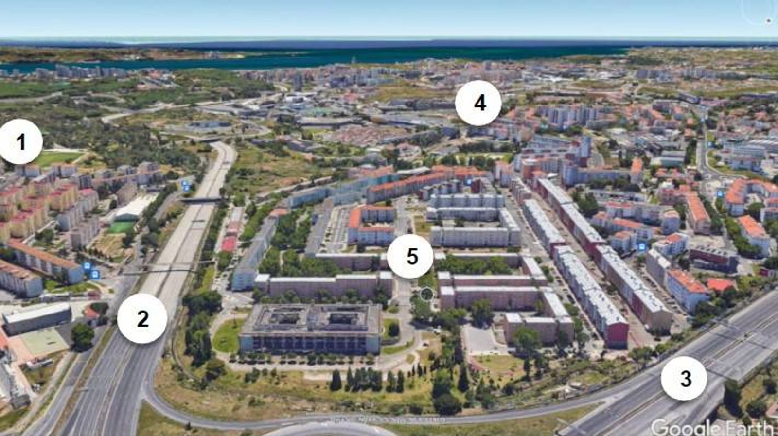 Localização do Bairro do Zambujal: 1 - Parque de Monsanto; 2 - CRIL: acesso direto à zona costeira (Belém e Oeiras); 3 - IC19: acesso direto ao centro de Lisboa e/ou Sintra; 4 - Zona Comercial do IKEA e Alegro Alfragide; 5 - Diversidade interna: comércio local, entidades públicas, privadas e da sociedade civil, além da multiculturalidade presente. 