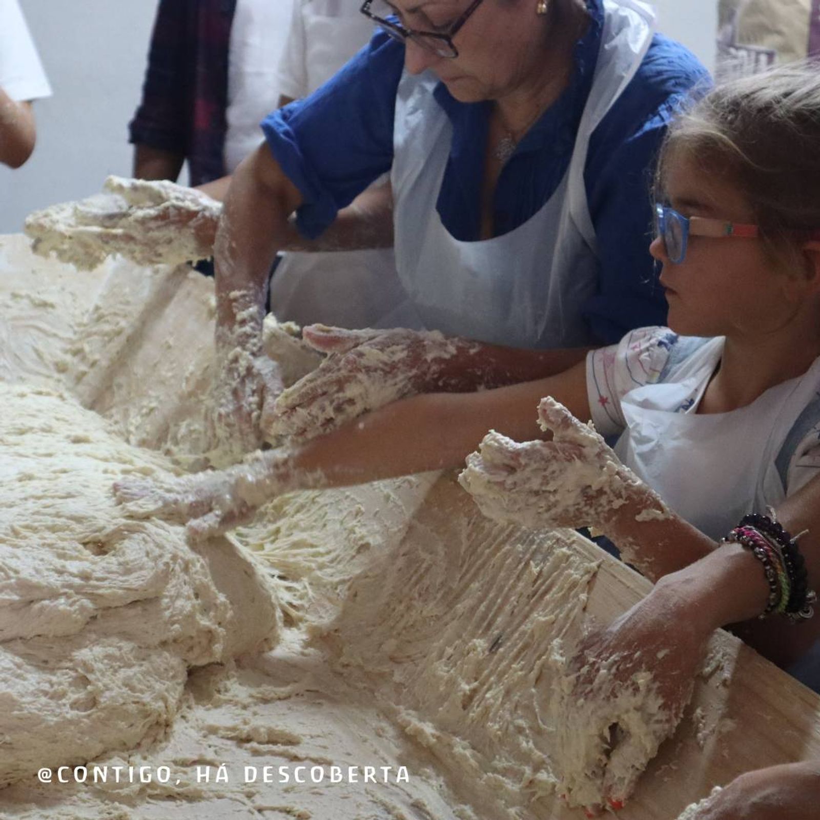 Recriação do pão da aldeia, cozido no forno comunitário 