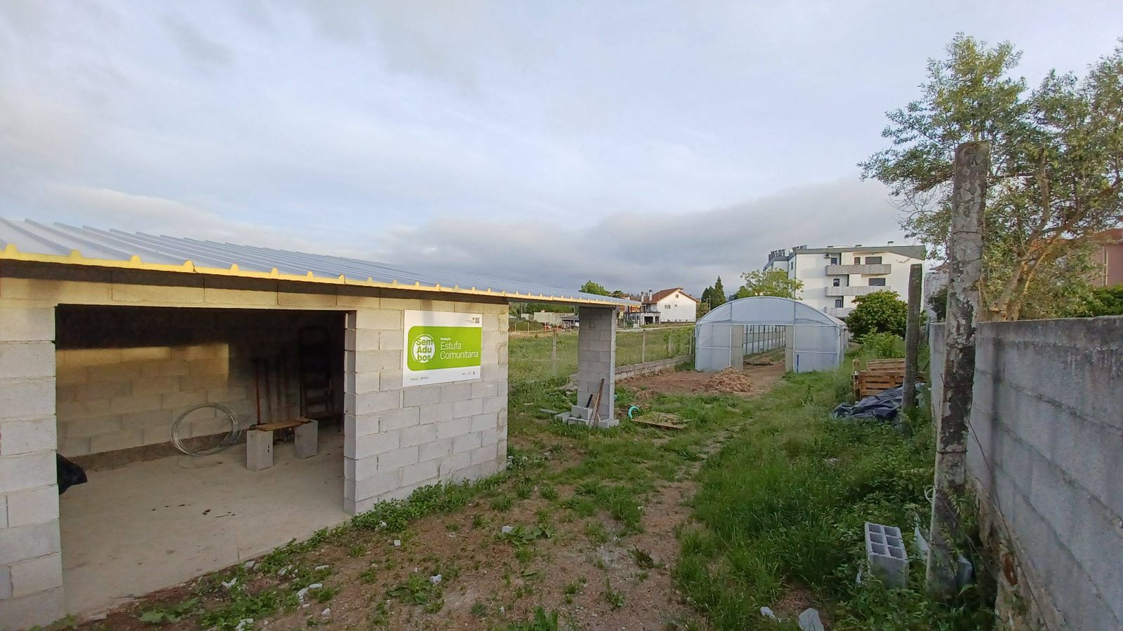 Pavilhão de apoio à estufa comunitária.
