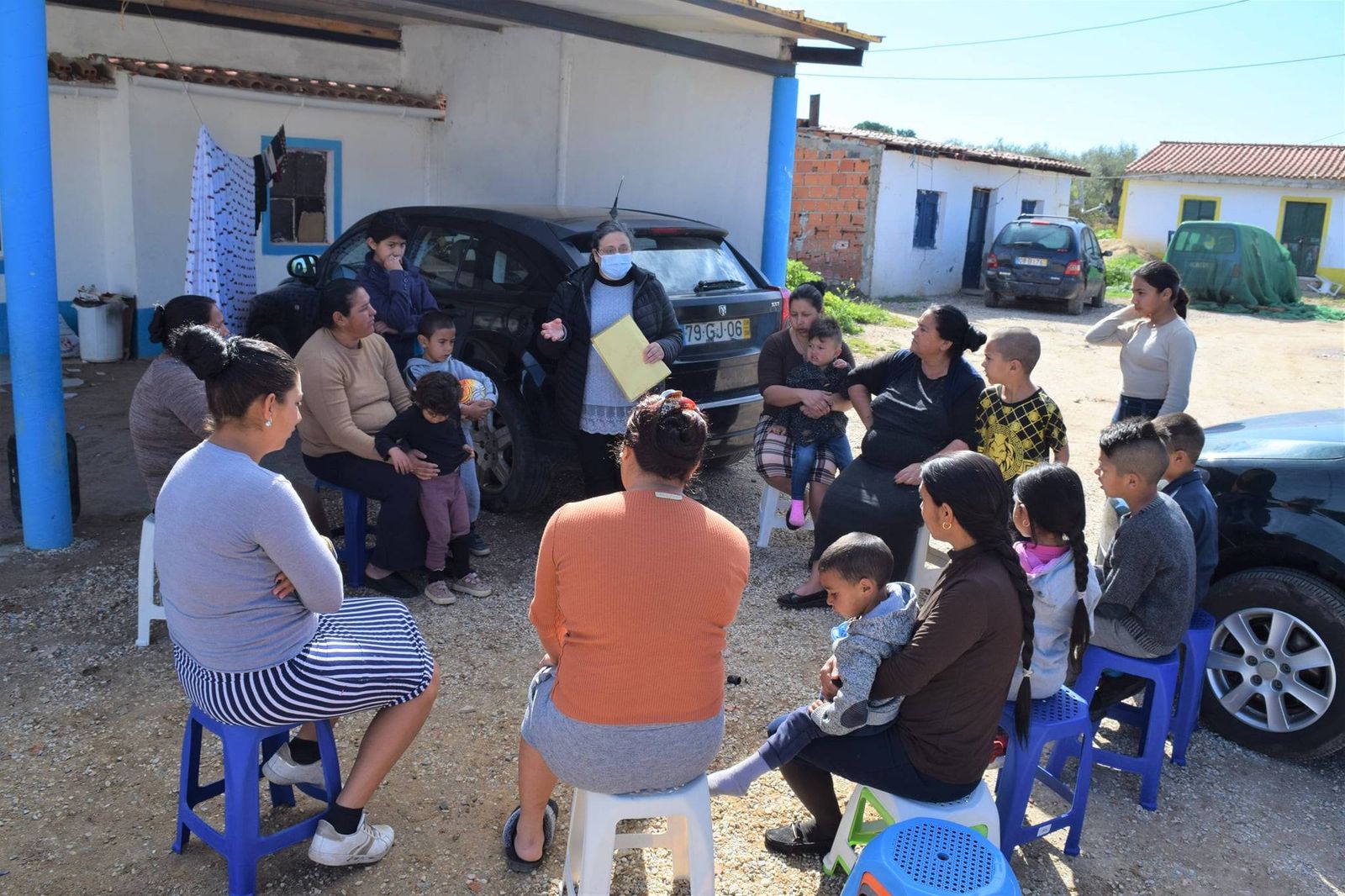Sessão de sensibilização para a vacinação, no bairro do Espadanal, Moura
