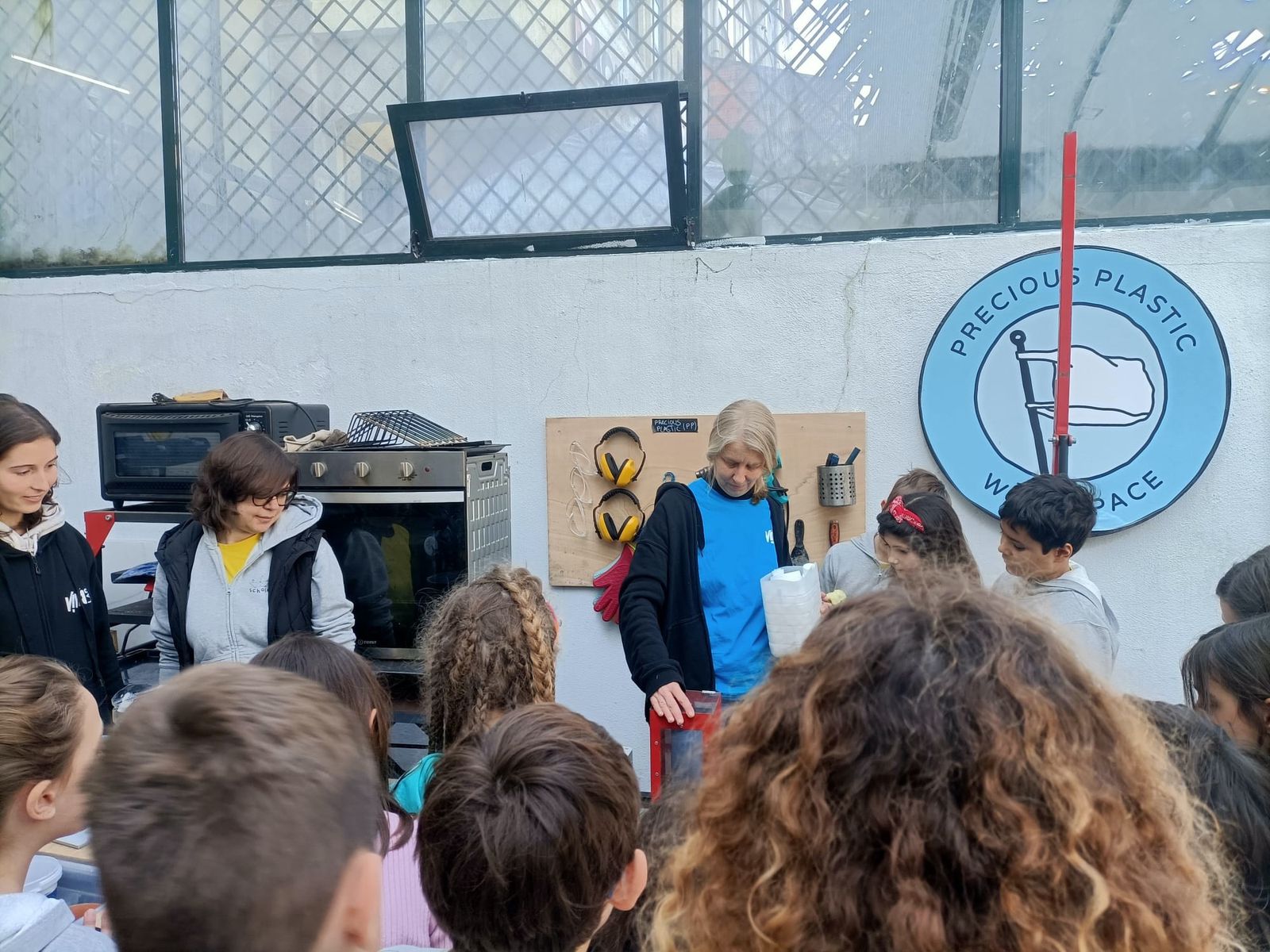 Atividade Plastic Play na Oficina Precious Plastic do Viva Lab