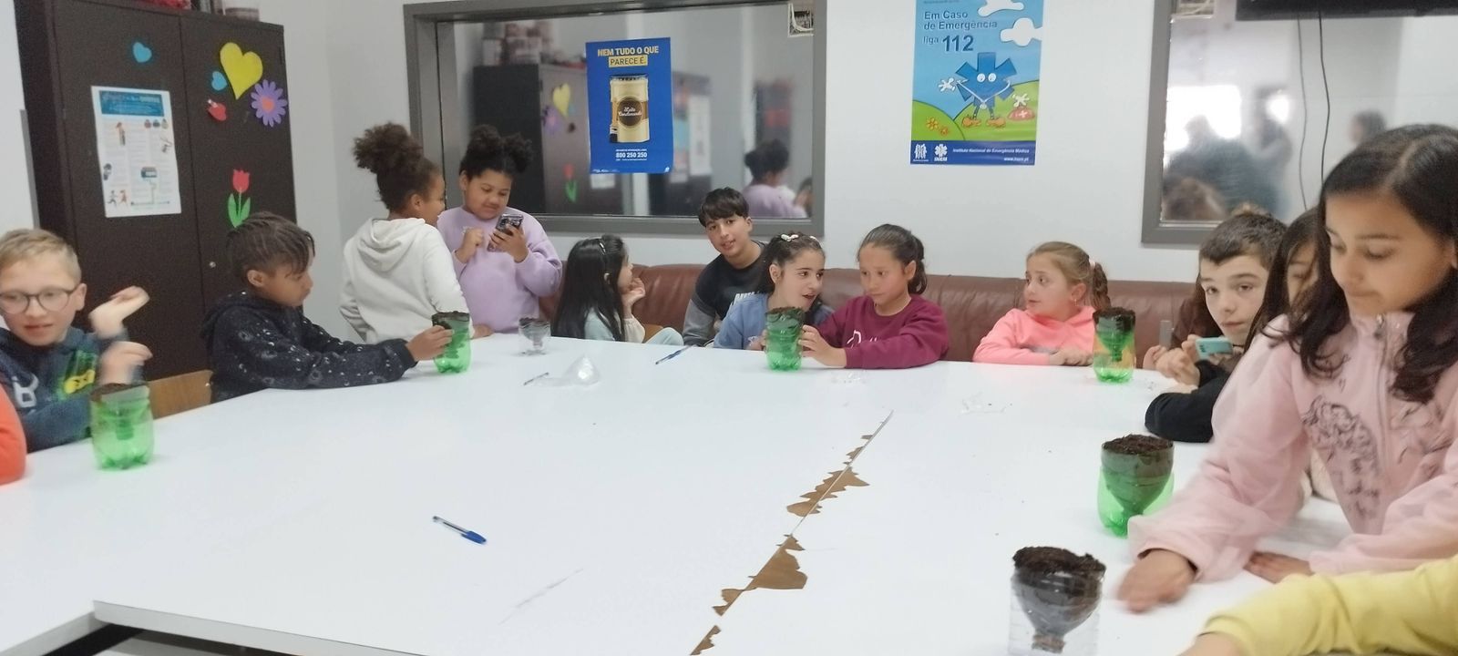 Mesmo numa grande cidade, promover o contacto e respeito pela natureza, plantando pequenas plantas em vasos elaborados com materiais reciclados!
