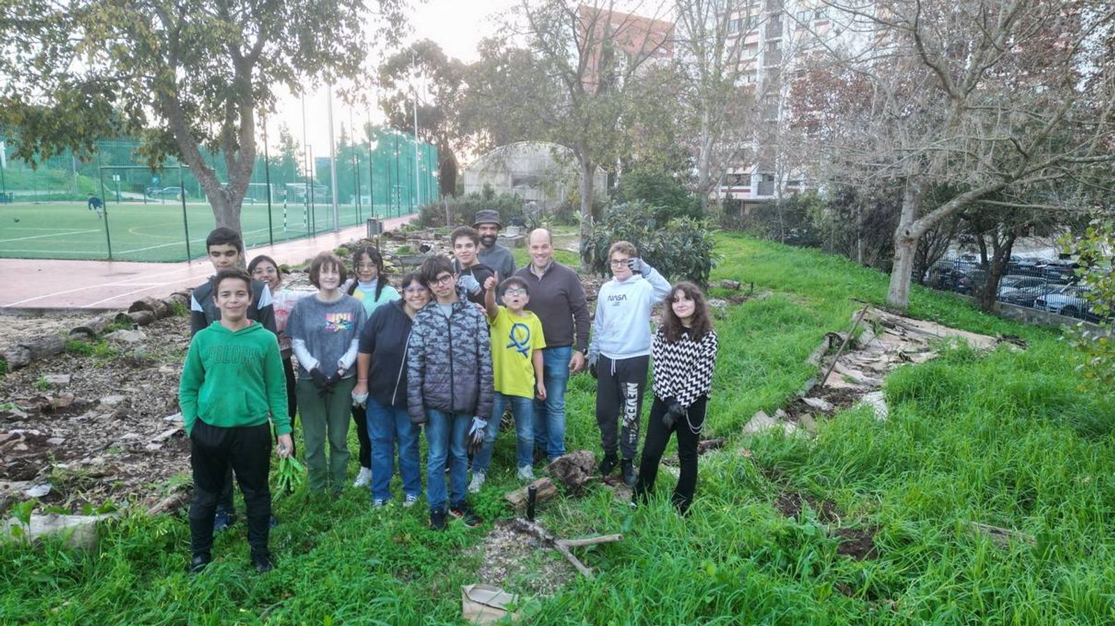Equipa de alunos e professores do C4 com o investigador António Alexandre após uma sessão de plantação.