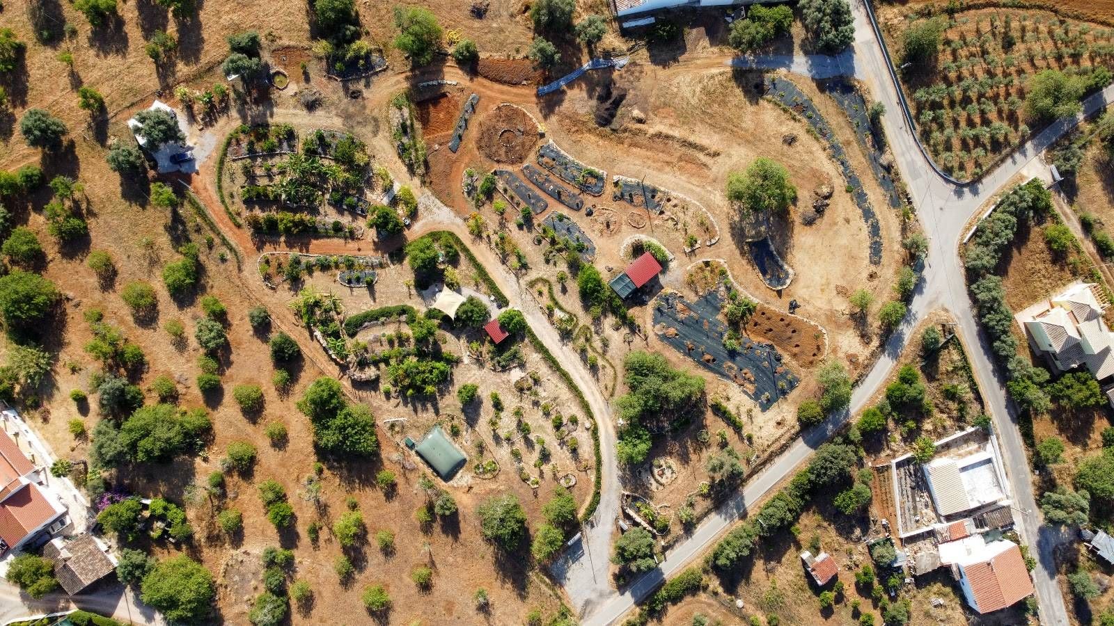 Foto de drone do jardim botânico comestível Orchard of Flavours