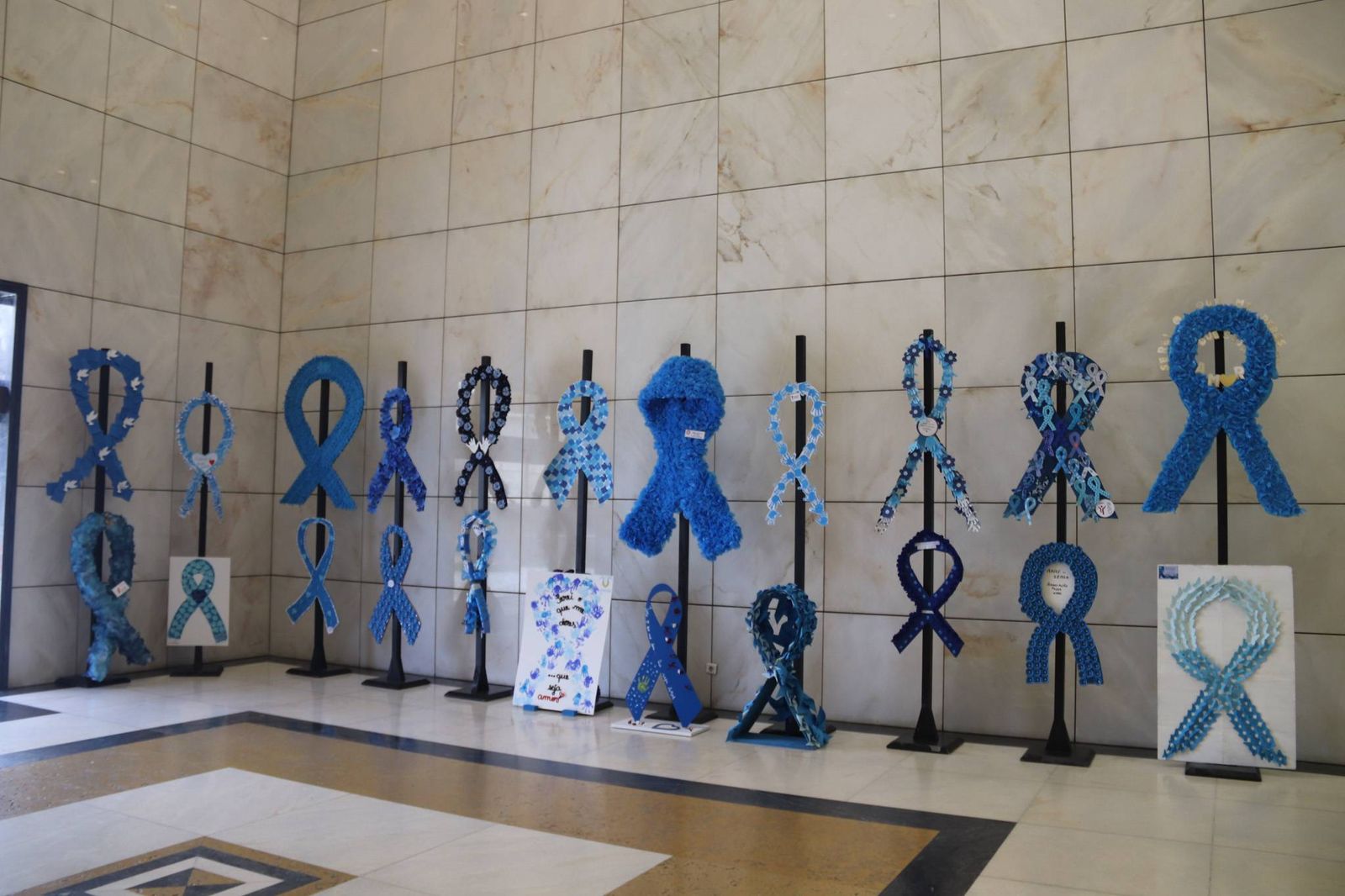 Exposição Laço Azul, com laços realizados pelas IPSS do concelho