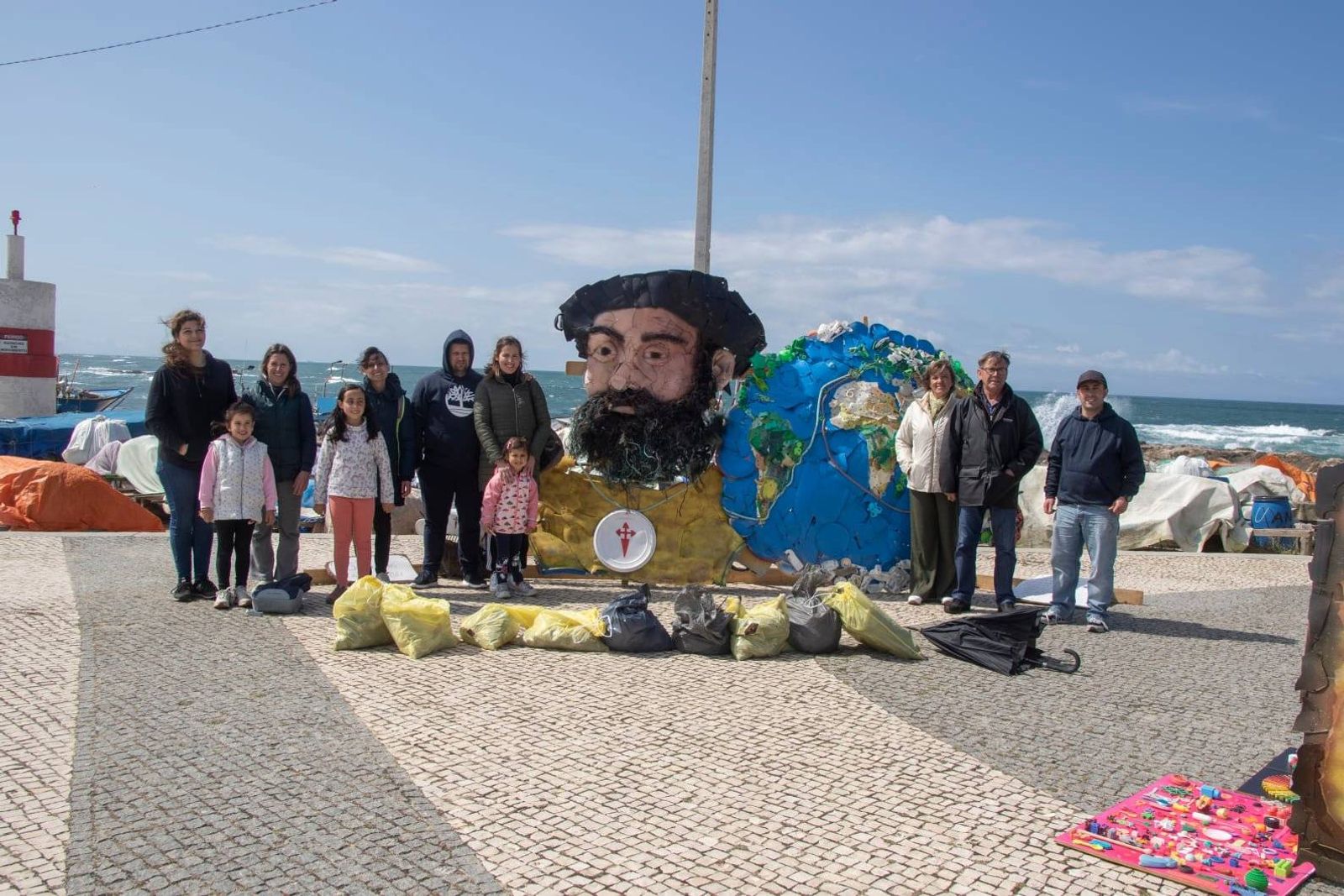 Limpeza de praia e apresentação da instalação criada com lixo marinho "Fernão de Magalhães"