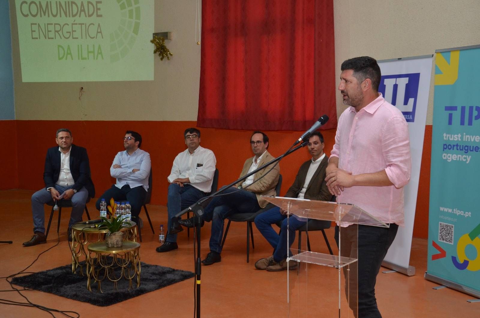 Conferencistas (da esquerda para a direita): Luis Couto, André Mota, Pedro Marques, Ricardo Meireles (Rewatt), Paulo Nogueira (Coordenador de Transição Energética - ADENE) e Gonçalo Ramos (Presidente da União de Freguesias de Guia, Ilha e Mata Mourisca)