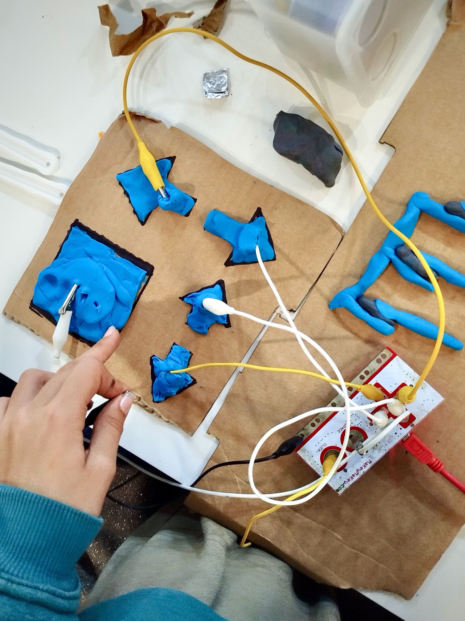 Atividade FabConnectHer com o 2º e 3º Ciclo: Plasticina Condutora