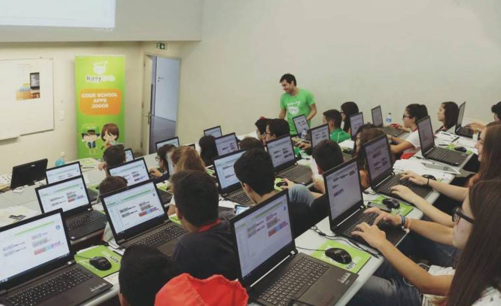 Jovens das Meirinhas adquirem competências STEM em Academia de Programação
