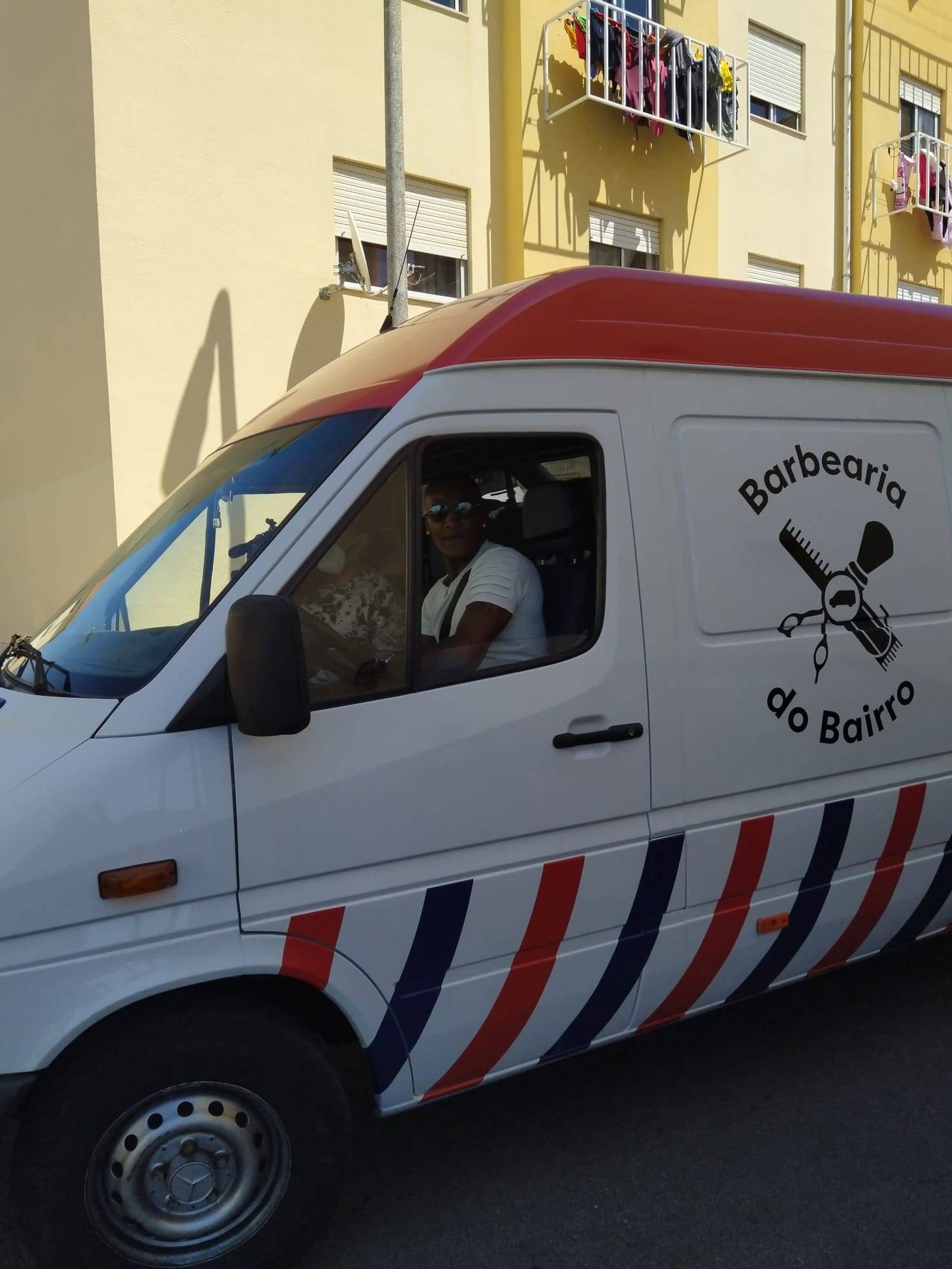 O Sr. Carlos Barbosa, utente da Confiar e beneficiário do Projeto, a conduzir a Barbearia do Bairro.
