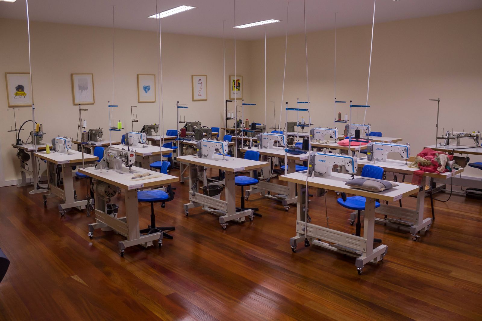 Espaço de oficina da área de costura