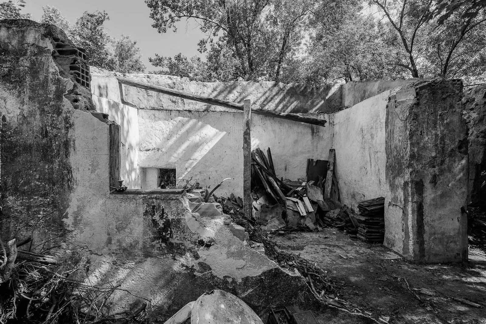 Estado de ruína em que se encontrava o conjunto edificado junto à margem do rio © Ivo Tavares Studio