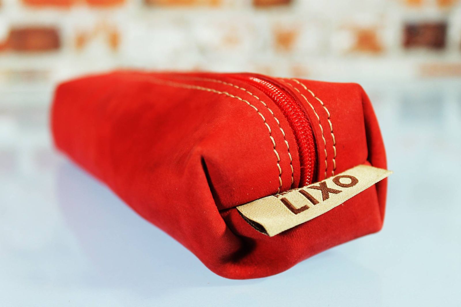 Artigo realizado com lixo e desperdicio