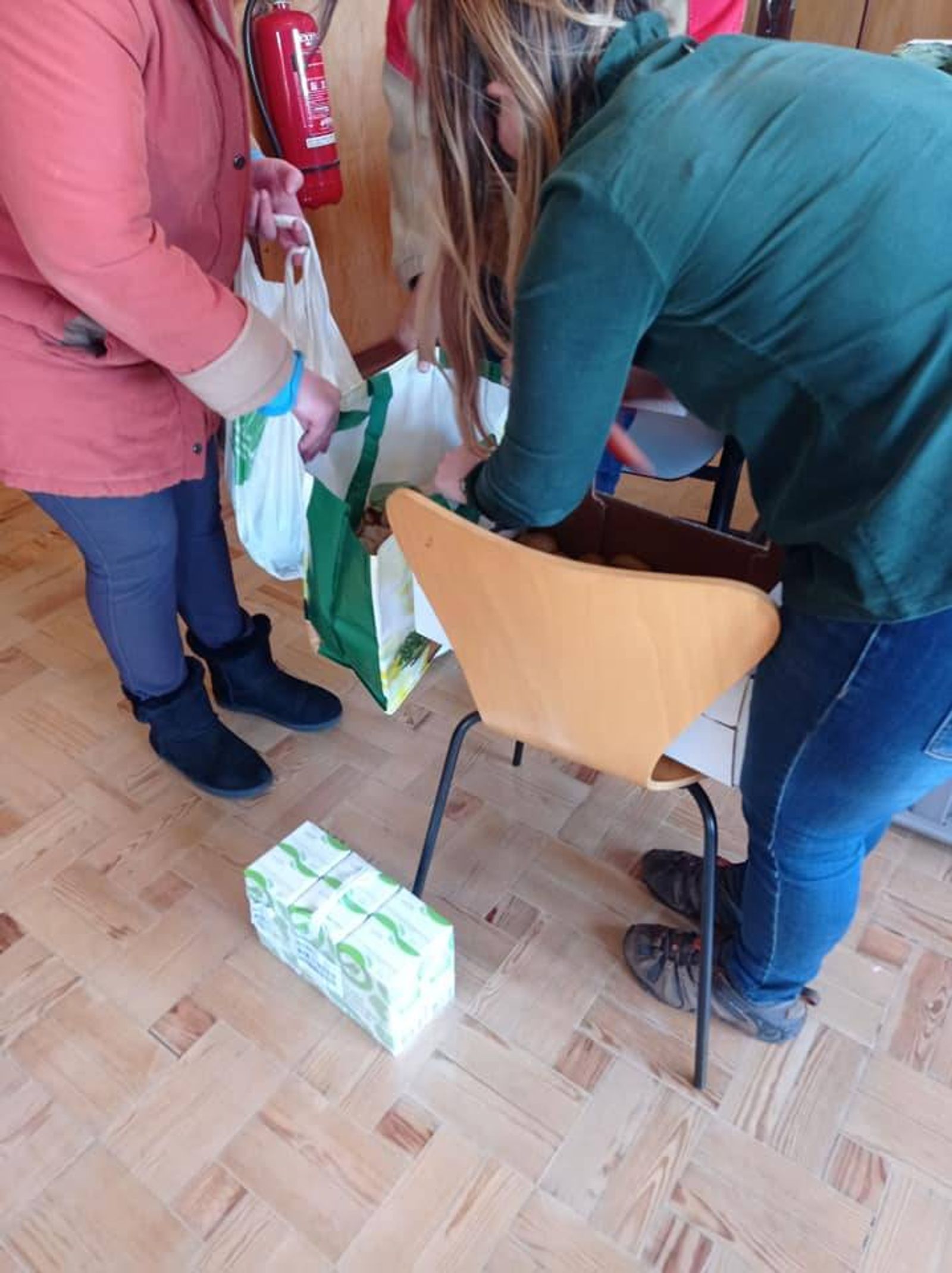Entrega de um dos 47 cabazes semanais entregues pelo projeto a uma IPSS