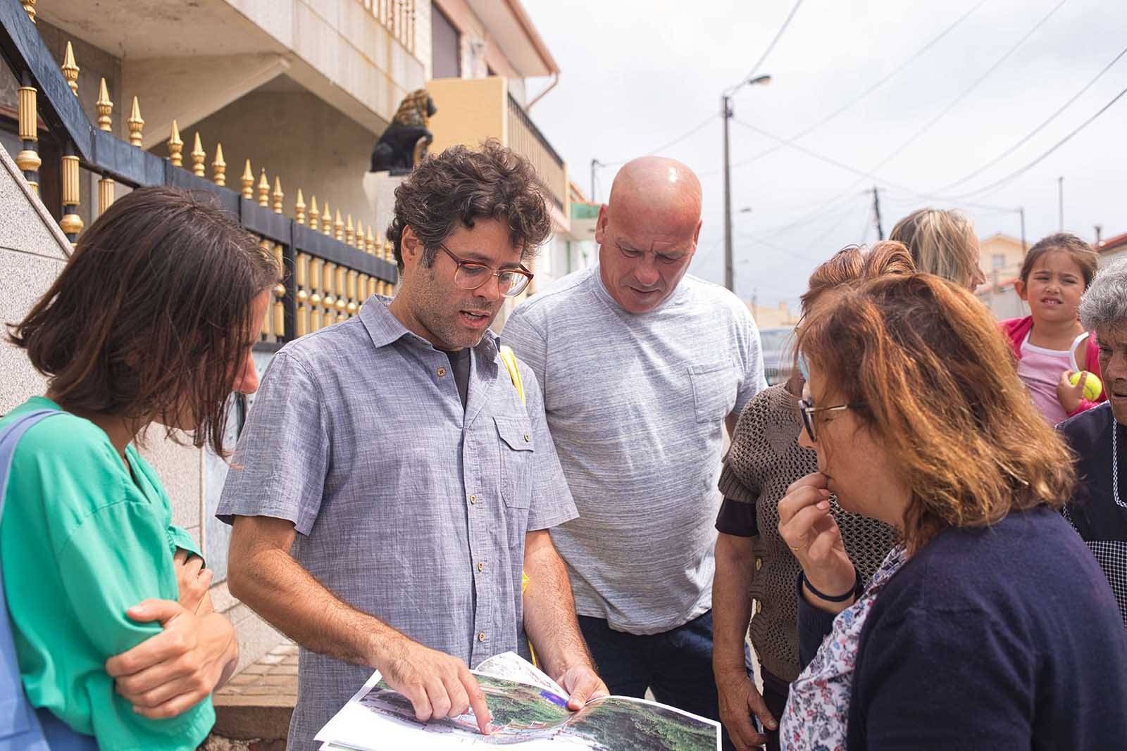 Encontro entre o grupo de visitantes e os moradores da Rua das Escadinhas © INSTITUTO