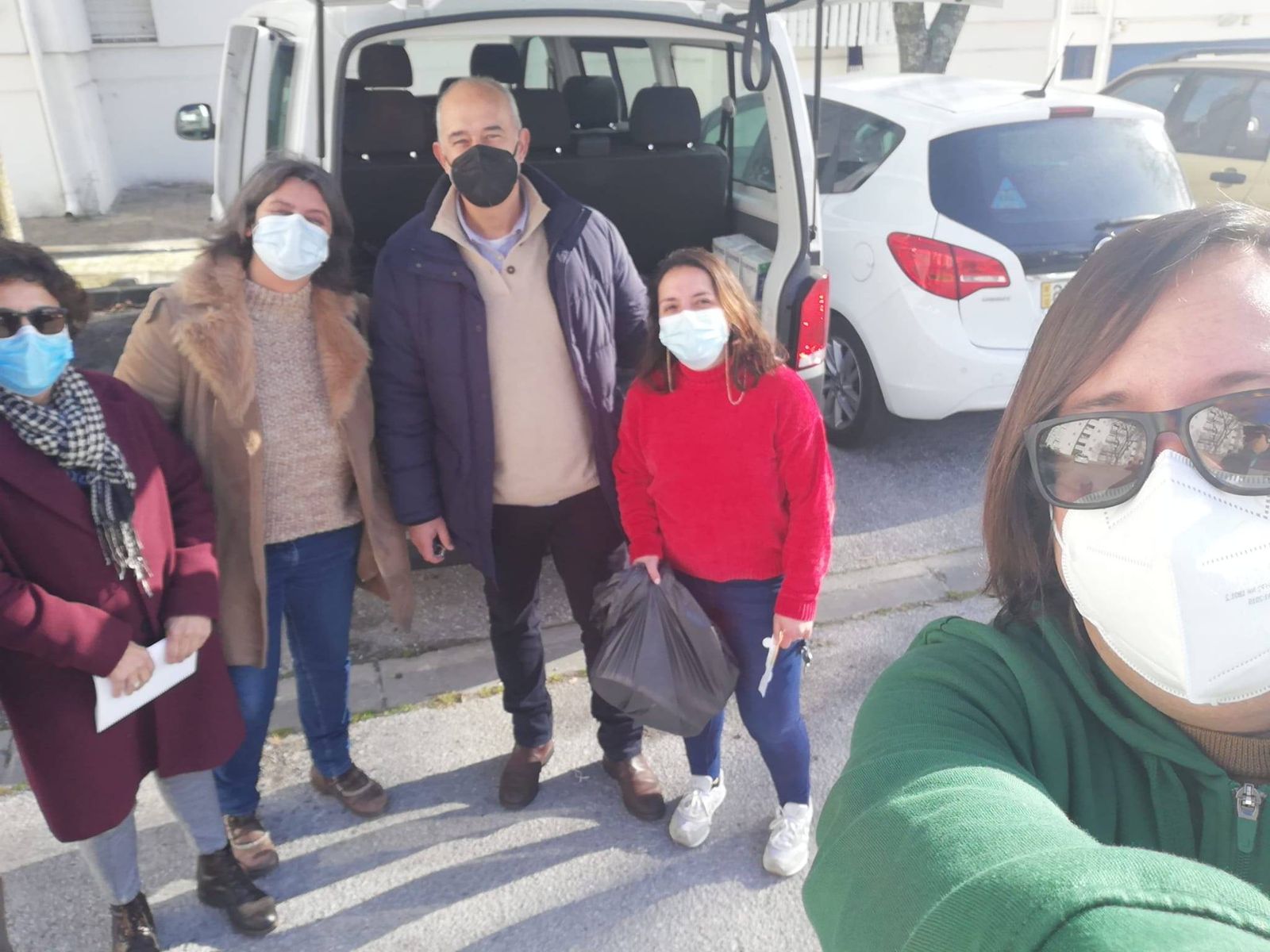Equipa Técnica e parceiros na entrega de cabazes à comunidade nómada