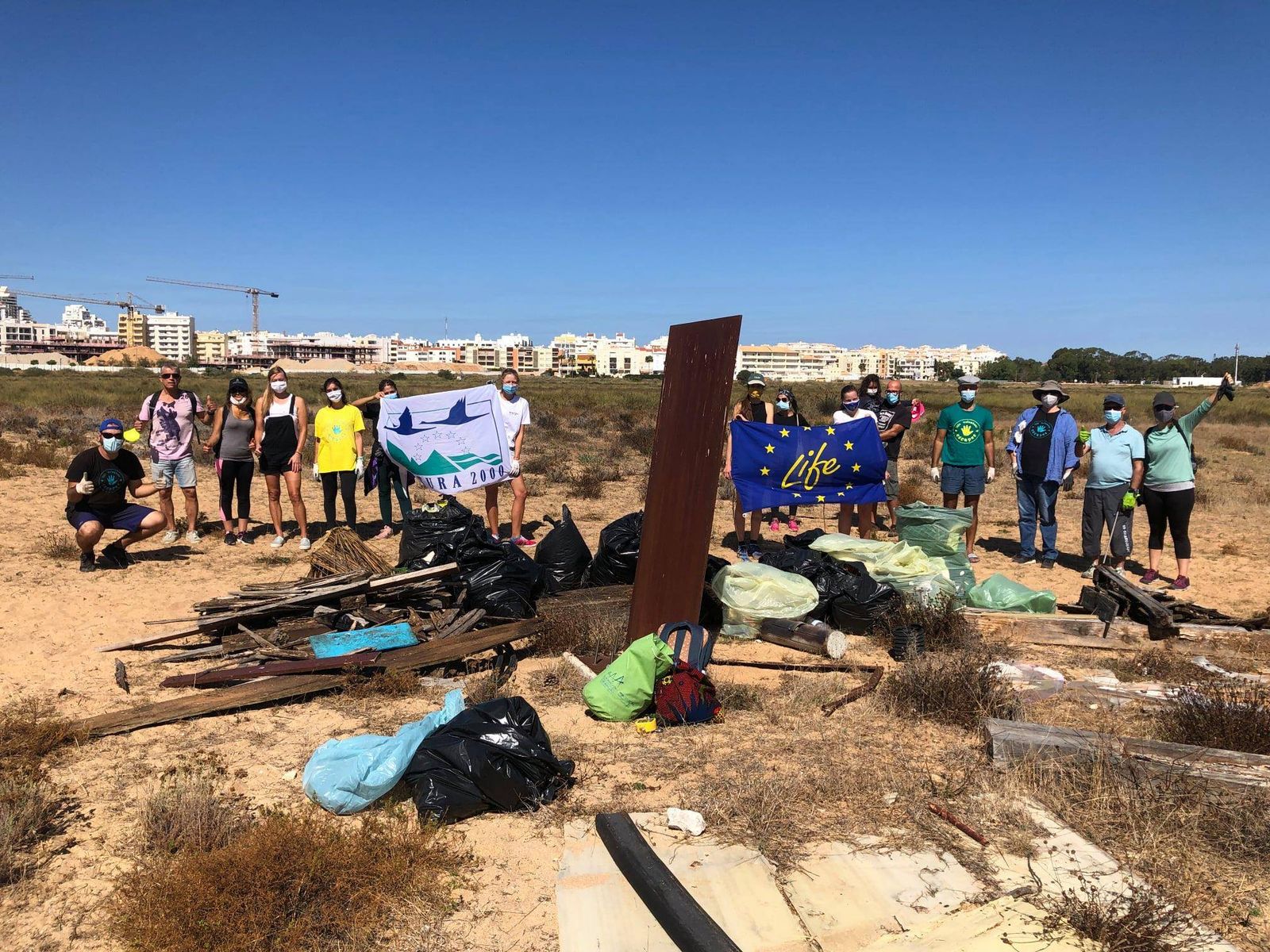 Ação de limpeza na foz da Ribeira Alcantarilha, Armação de Pêra, Silves 2022