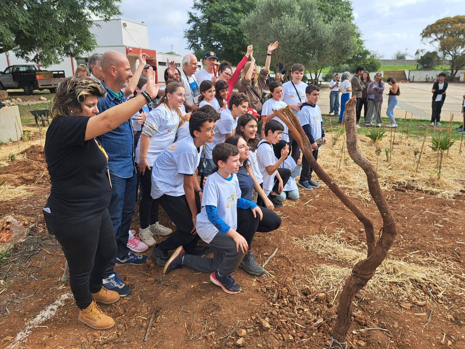 Comunidade escolar no dia da plantação