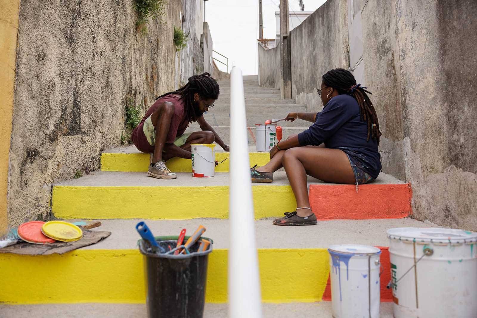 Coletivo Verkron a pintar a escada © Ivo Tavares Studio