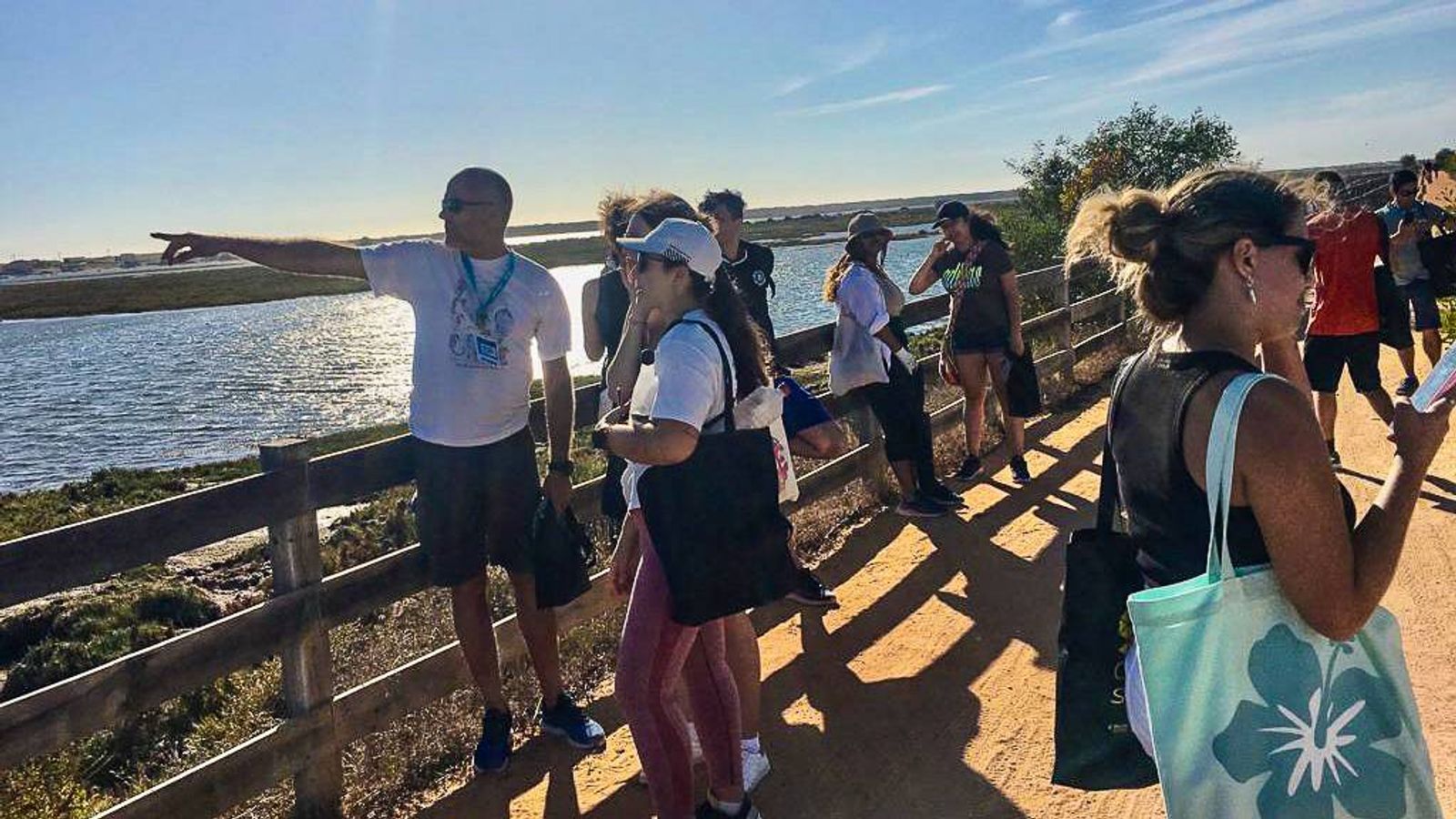 Estudantes da UAlg no ponto 4 do itinerario com explicaçao do investigador sobre as medidas em cursos sobre  conservaçao do cavalo marinho