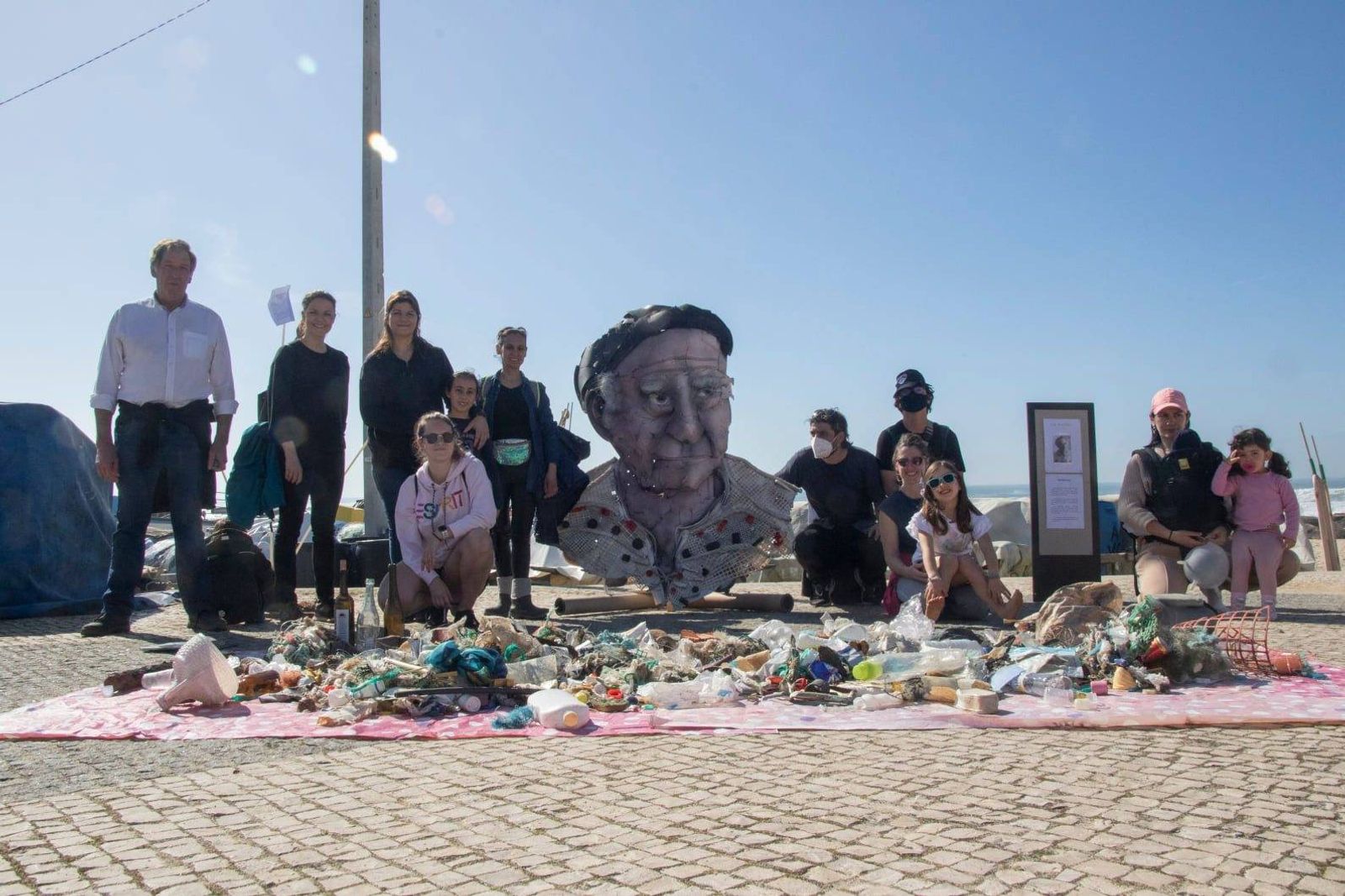 Limpeza de Praia e apresentação da instalação criada com lixo marinho "Tio Nicolau". Esta Instalação aborda o momento histórico do repatriamento dos poveiros do Brasil