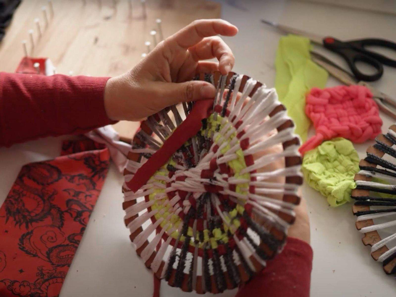 Teares circulares com desperdícios de t-shirts