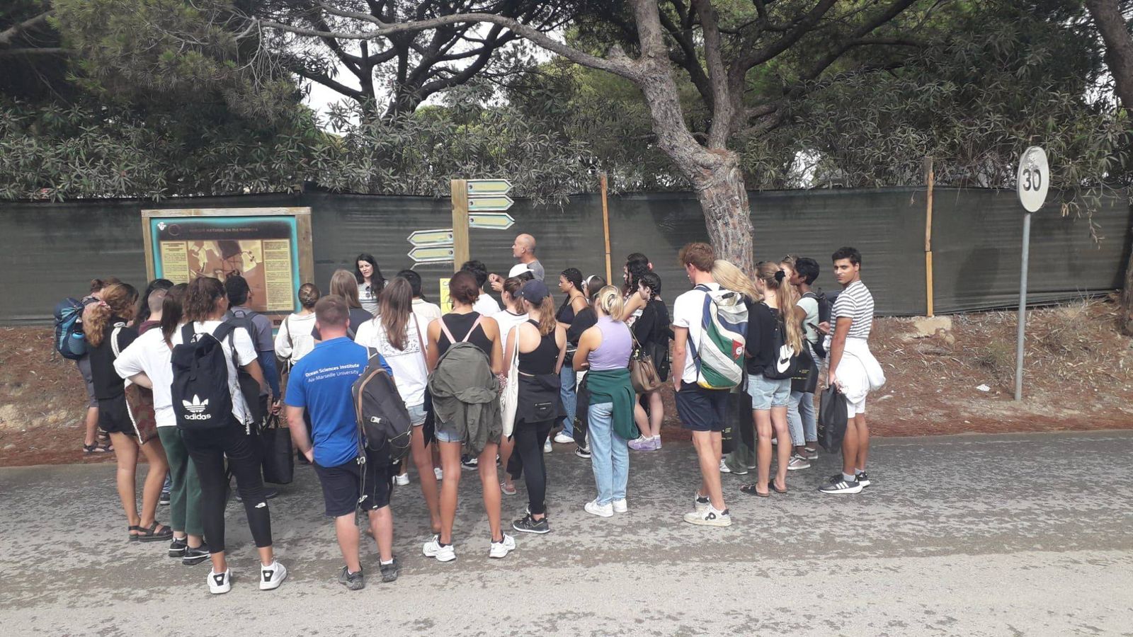 Estudantes UAlg no 2º ponto do itinerario com as ameaças em terra á biodiversidade da Ria 