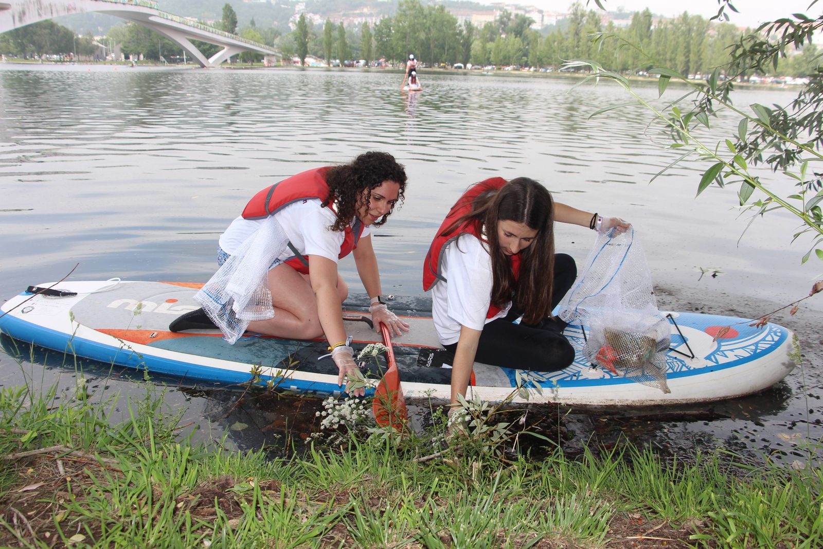 Voluntárias nas margens do Rio Mondego