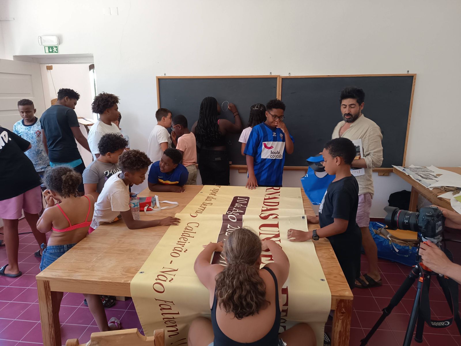 Momento de trabalho preparação das lonasinteração integração e intergeracional 