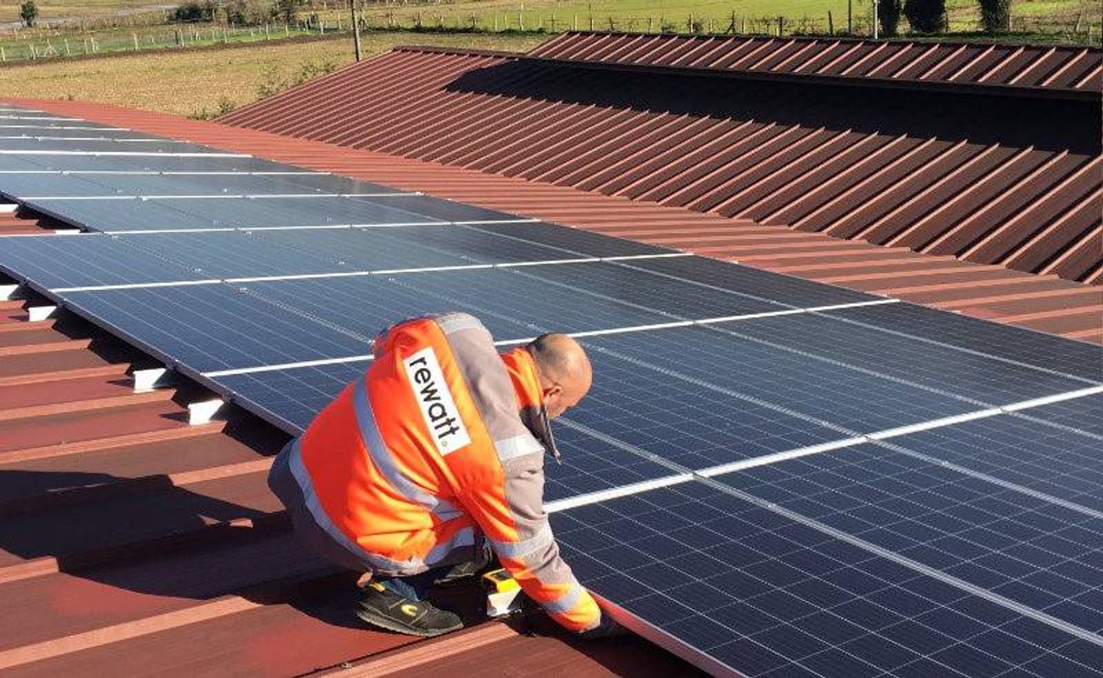 Instalação de paineis solares num telhado.