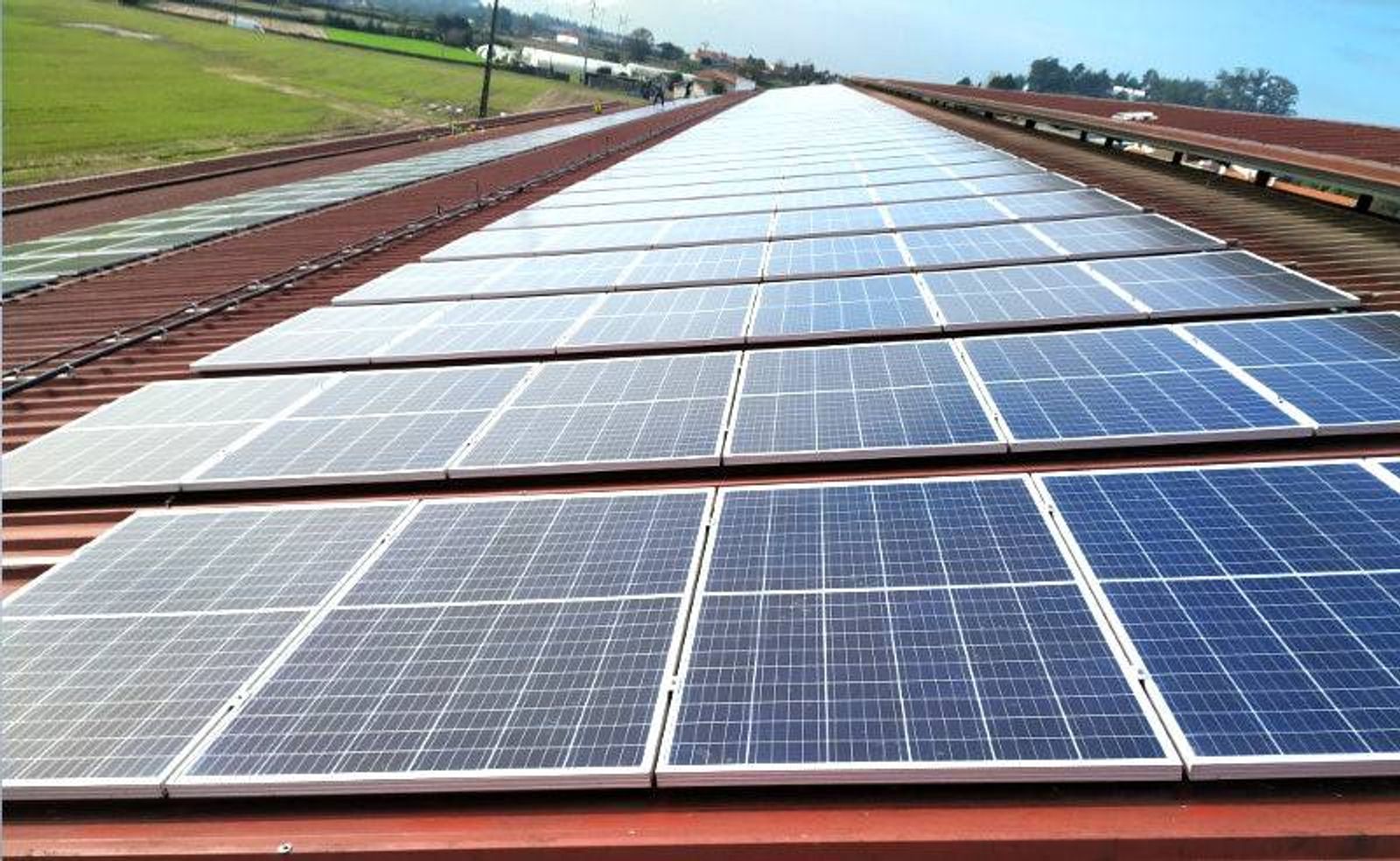 Instalação de paineis solares num telhado.