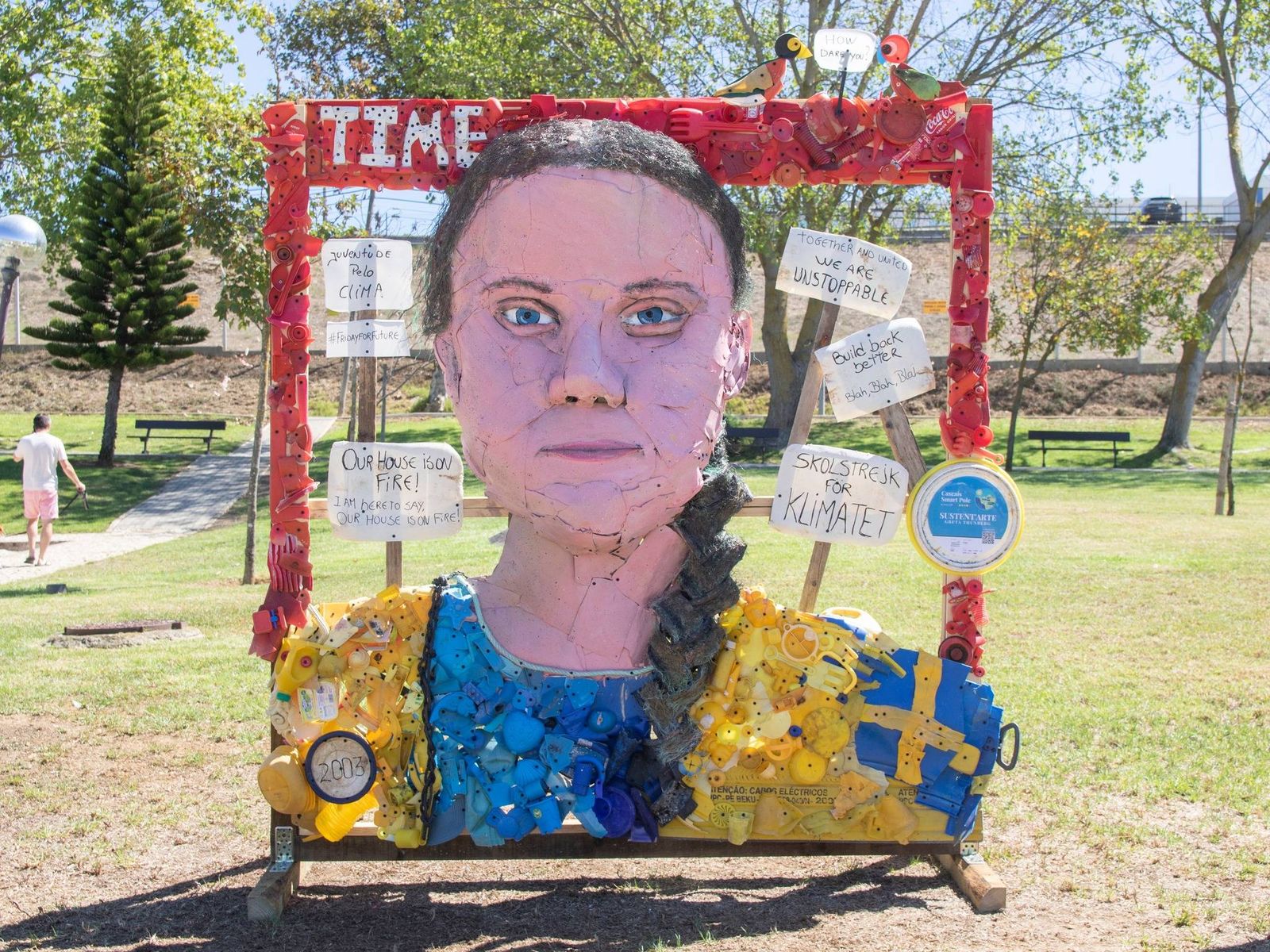 Instalação criada com lixo marinho "Greta Thunberg"