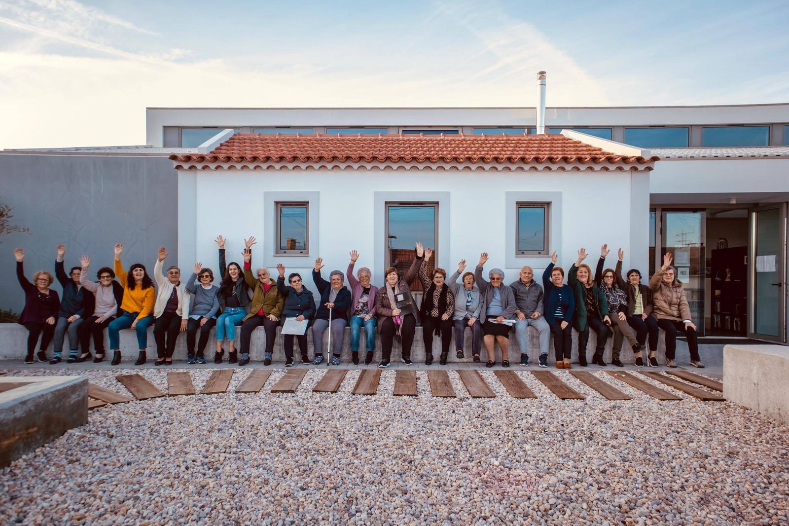 Grupo de participantes junto ao edifício do projeto.