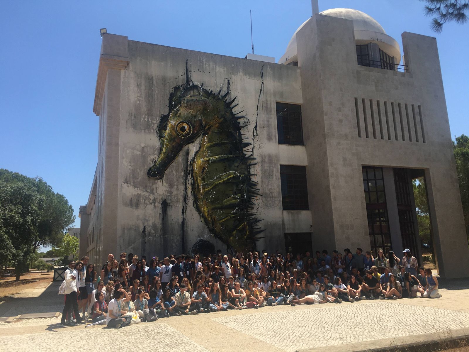 Estudantes UAlg em inicio atividade junto ao Itinerario cavalo marinho https://www.ualg.pt/novos-estudantes-da-ualg-percorrem-8-km-em-atividade-de-integracao-saudavel#:~:text=Conhecer%20a%20Ria%20Formosa%2C%20disfrutar%20de%20obras%20de,de%20Gambelas%20e%20t%C3%A9rmino%20na%20Praia%20de%20Faro. 