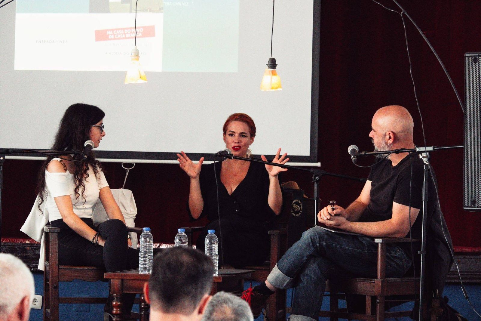 Mesa de debate entre Mar Rodrigues e Daniela Espadinha, “Astrologia vs Astronomia”, na 1ª Edição. Na Casa do povo de Casa Branca.